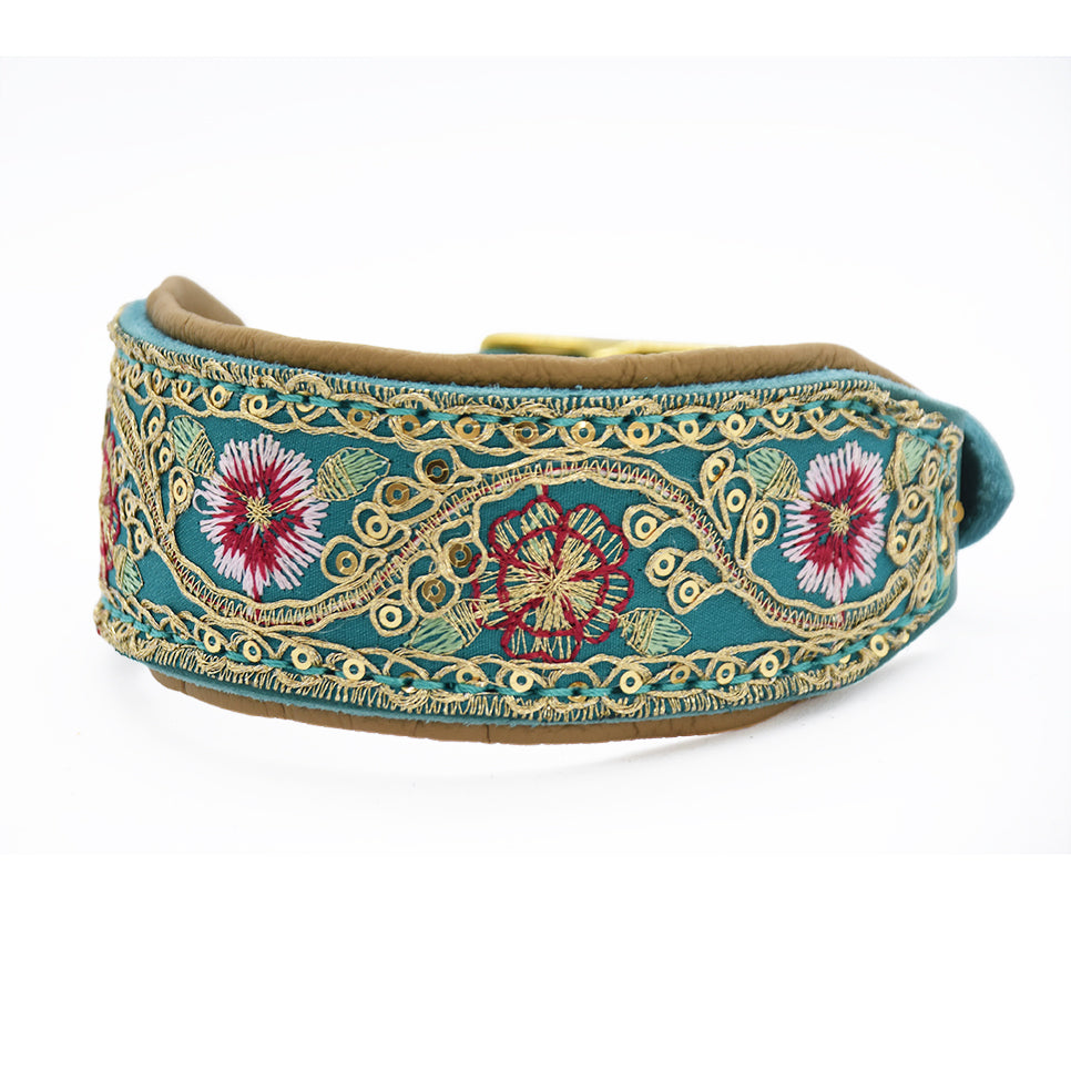 Handgefertigtes Windhundhalsband aus Fettleder mit kunstvoller Sari Borte
