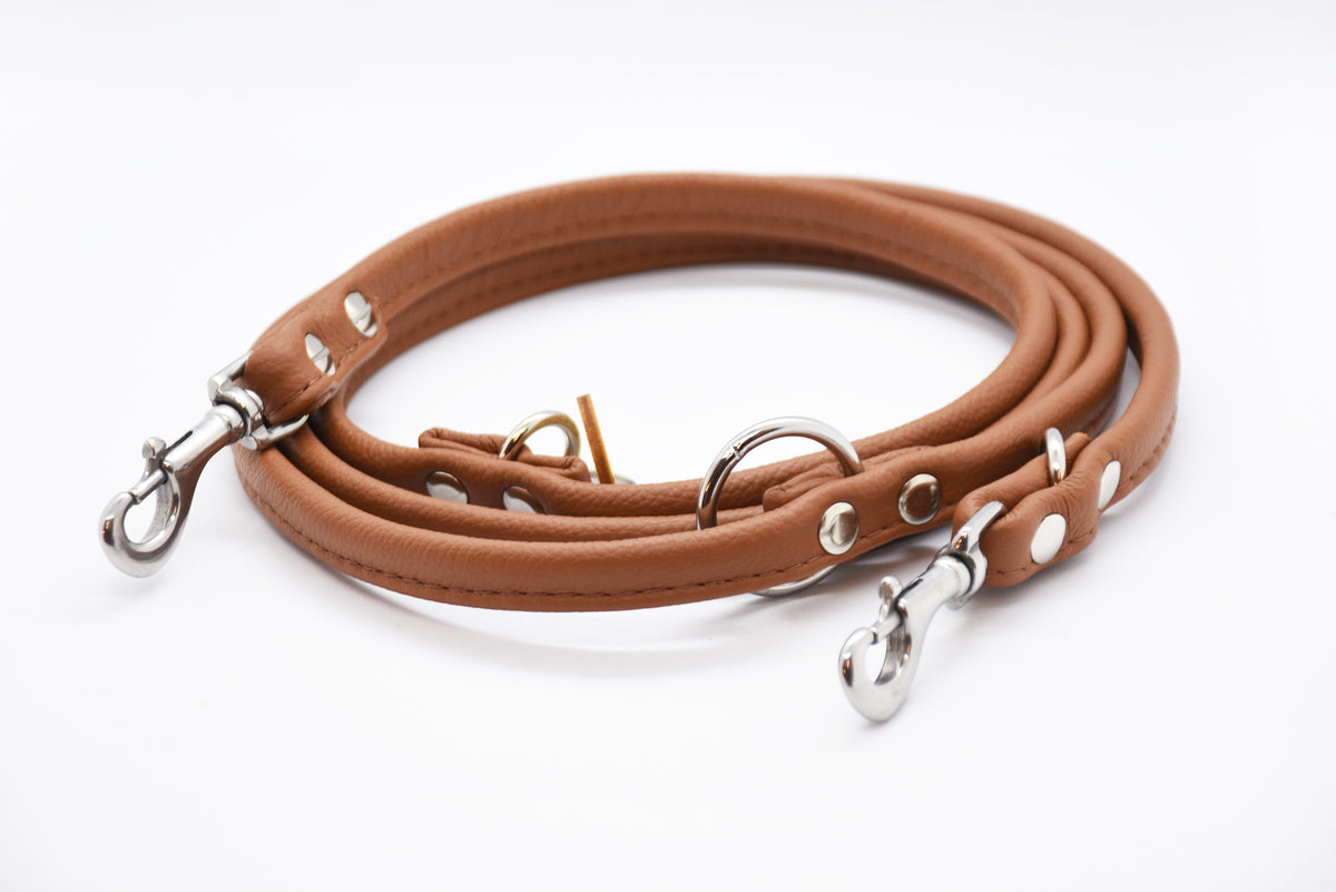 Eine elegante doppelt gebuggte Rundlederleine in tiefem Braun verströmt zeitlose Klasse. Das weiche Leder passt sich perfekt deiner Hand an und verleiht jedem Spaziergang ein Hauch von Luxus.