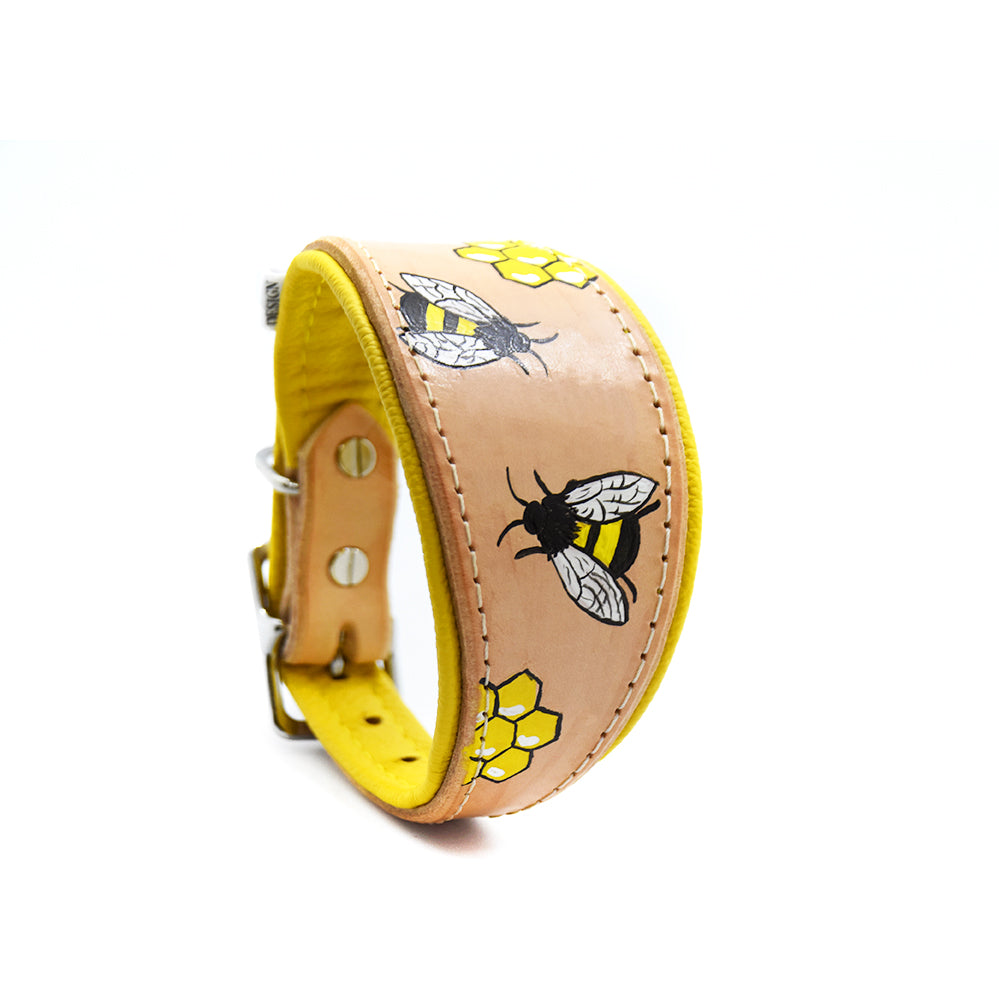 Handbemaltes Geschirrleder-Halsband für Windhunde mit weicher Nappaleder-Unterfütterung und sommerlichem Design.

