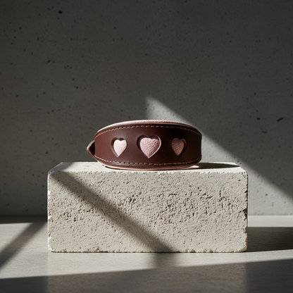 Windundhalsband aus Blankleder mit ausgestanzten Herzen