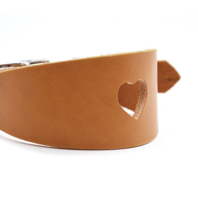 Detailaufnahme Herz-Ausschnitt im Fettlederhalsband PURE HEART