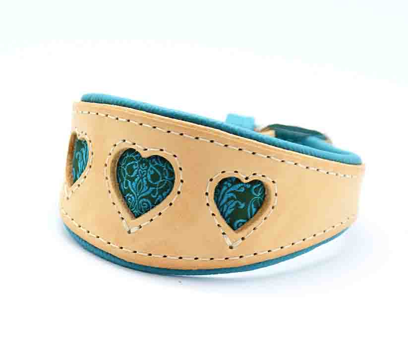 Exklusives Windhundhalsband aus hochwertigem Geschirrleder mit ausgestanzten Herzen und türkisfarbener Polsterung – handgefertigt für stilvolle Hunde.