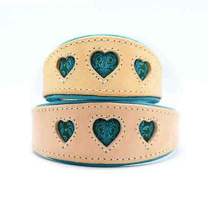 Lederhalsband für Windhunde mit Herzmotiven – edles Geschirrleder, türkisfarben gepolstert, detailverliebt gefertigt in Handarbeit.