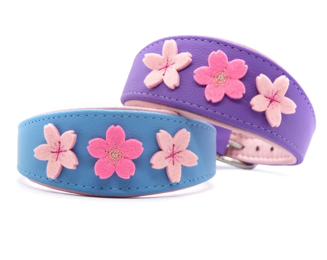  Inspiriert von der japanischen Kirschblüte, SAKURA. Drei Blüten aus festem Filz zieren dieses zauberhafte Halsband, perfekt für den Frühling. Wähle deine passenden Lederfarben aus! Hochwertiges Bio Nappaleder sorgt für schmeichelhaften Komfort und die leichte Polsterung im Inneren schont den Hals deines Hundes.