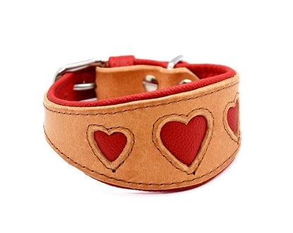 Einzigartiges Hundehalsband mit Liebe zum Detail, hergestellt aus qualitativ hochwertigem Geschirrleder und einem Herz-Design auf der Vorderseite.